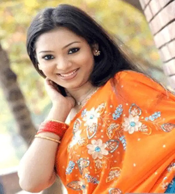Rozi Mendis Profile Picture