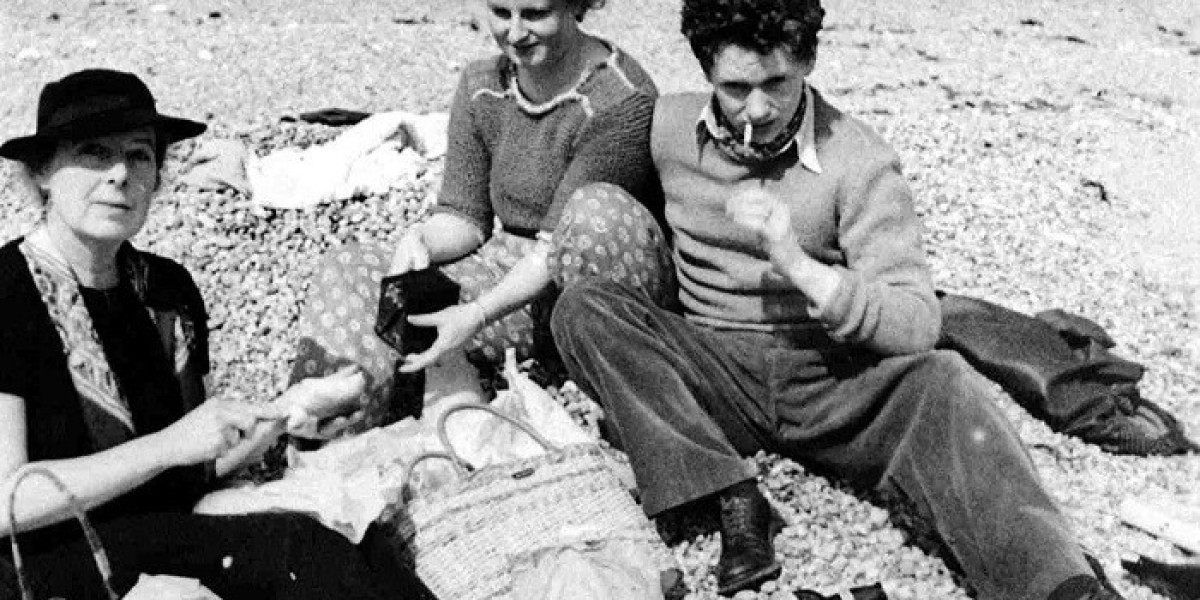 What Makes Dylan Thomas's Voice Unique?