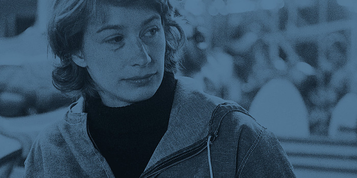 How Did Mary Oliver Balance Simplicity with Profound Meaning in Poetry?